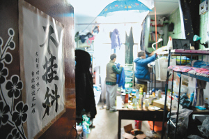 寢室門(mén)上的招貼表達(dá)了學(xué)生們的愿望，其實(shí)不逃課、少逃課才是不掛科的保證