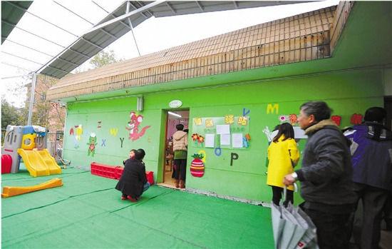 因為怕裝修后的氣味影響孩子的健康，包括小葉在內(nèi)，很多家長找到園方，要求換教室.