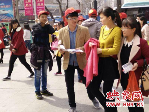 義賣(mài)現(xiàn)場(chǎng)——市民們也成了志愿者