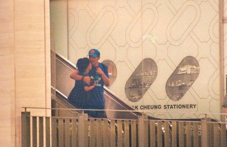 林憶蓮與小男友逛街吃飯，當(dāng)街摟抱親熱熱情如火。