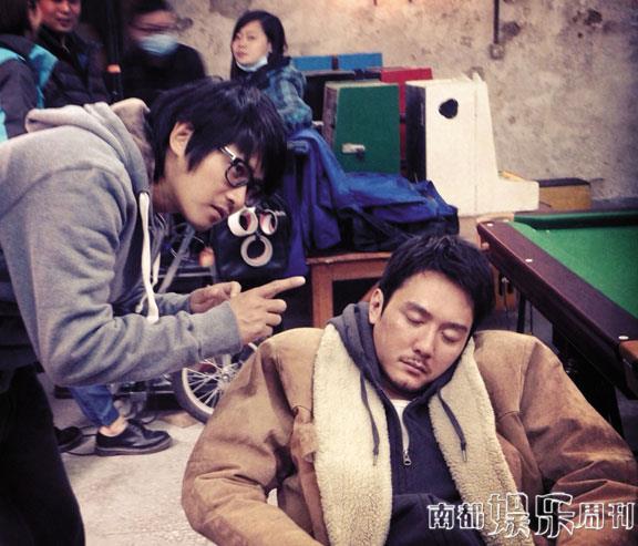 導(dǎo)演在認(rèn)真給演員說戲，演員聽得也很認(rèn)真。