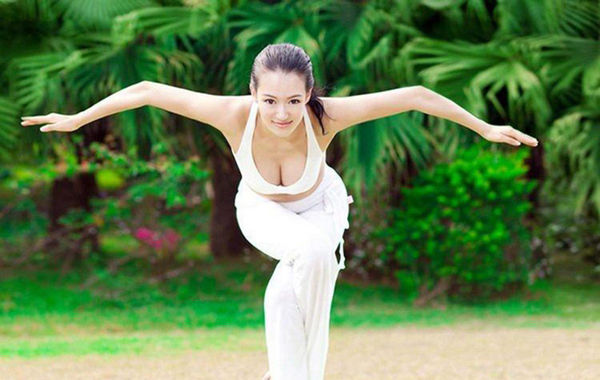 　圖為瑜伽教母性感寫真。