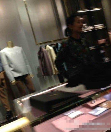 曝潘粵明董潔已復(fù)合搬回昔日愛巢共度中秋 曝潘粵明董潔已復(fù)合搬回昔日愛巢共度中秋