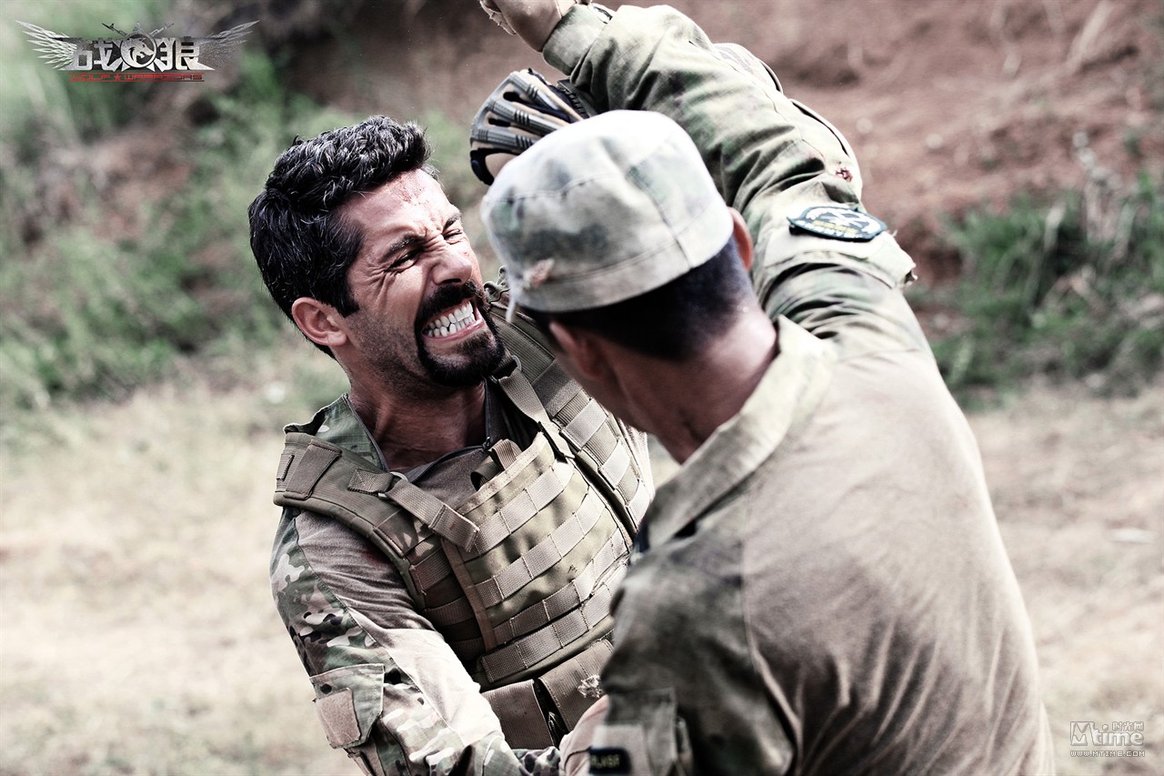 《戰(zhàn)狼》曝純爺們終極海報 《戰(zhàn)狼》曝純爺們終極海報