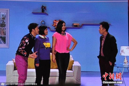 2015年2月18日晚8時(shí)，2015央視羊年春晚準(zhǔn)時(shí)開播，各路明星大腕齊聚一臺(tái)向觀眾展示了一場奢華的