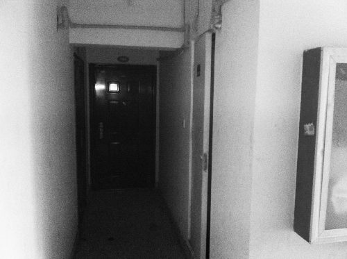 被砸網(wǎng)吧在鄭州安徐莊公館小區(qū)的一棟居民樓里，昨天，網(wǎng)吧已關(guān)門。