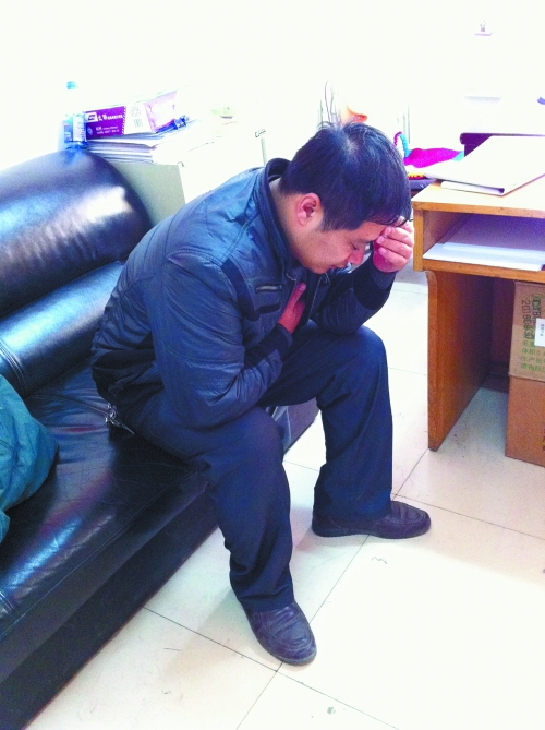 車長(zhǎng)在停車場(chǎng)辦公室捂著胸口 車長(zhǎng)在停車場(chǎng)辦公室捂著胸口