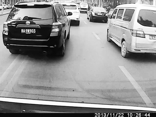 這輛黑色車輛不避讓執(zhí)行緊急任務的救護車，并壓著雙黃線變更車道。唐韜/圖