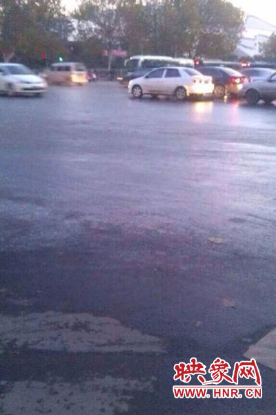 中原路與嵩山路交匯處路面因灑水結(jié)冰。（圖片來自網(wǎng)絡(luò)）