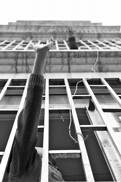 聽到聲音小哥倆就在窗戶邊集合，不聚不散。