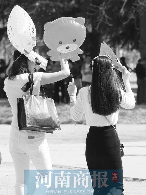 昨天高溫，有人穿上了短袖 記者 鄧萬里/攝