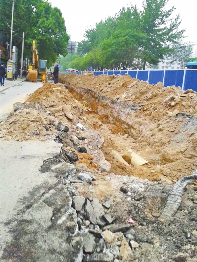 文化路大修改造工程，目前西半幅圍擋已基本鋪設(shè)到位。