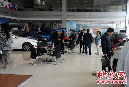 一大早來到4S店選車的顧客絡(luò)繹不絕。