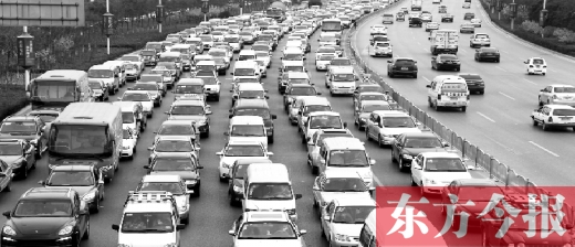 21日，鄭州市中州大道，大量擁堵的汽車將寬寬的道路變成“停車場”