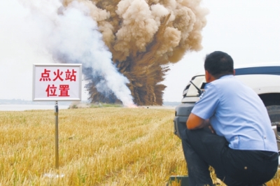 民警點(diǎn)火，引爆爆炸物品。