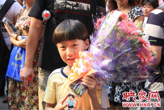 杜澤一直在考點門口等待表姐走出考場。