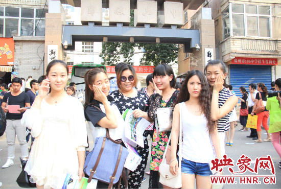 畢業(yè)和同學一起去旅行是不少考生的選擇。