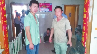 在吳文舉老師的幫助下，王強(qiáng)強(qiáng)（左）從傳銷窩點(diǎn)成功脫險(xiǎn)。