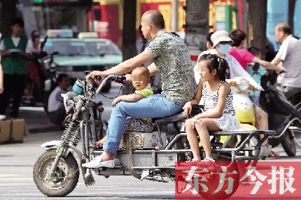 這樣帶著孩子，一個(gè)剎車，孩子就有可能摔下車