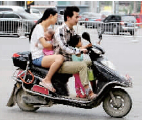 帶著孩子騎電動(dòng)車，安全一定要放在第一位。