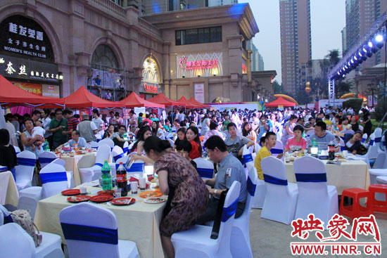 活動場面火爆,600多人免費大聚餐。