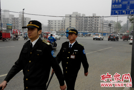 每天，老王的工作就是在火車站附近巡邏