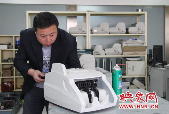 陸涌每天的工作就是和機(jī)器“談心”、發(fā)現(xiàn)故障、修好它們。