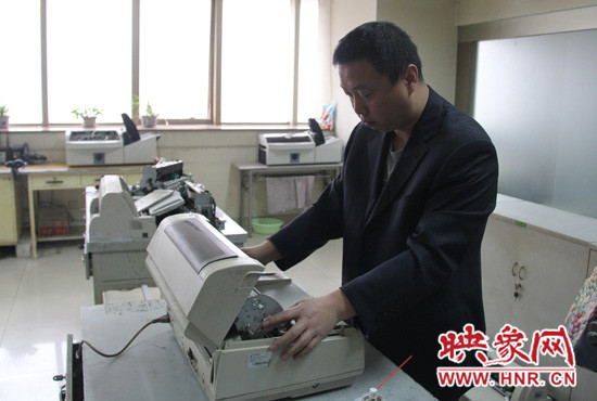 “不行，我再試一下，我一定要修好它。”遇到難題，東北人身上的那股執(zhí)拗勁讓他又堅(jiān)持了下來