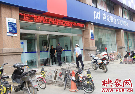 民警趕到現(xiàn)場了解情況。