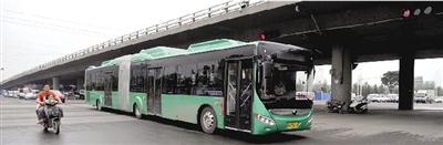 昨日上午，一輛B3快速公交測(cè)試車行駛在西三環(huán)的線路上。