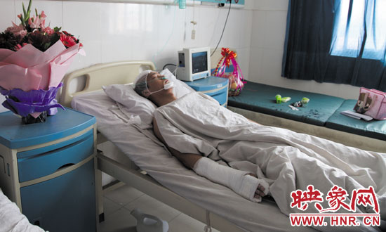 梁亮顱骨骨折、右胳膊肌腱被砍斷,手指受傷。