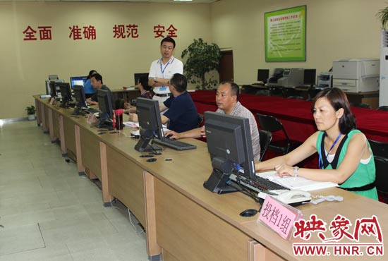 今年我省高招錄取工作正在平穩(wěn)正常開展，圖為投檔組工作人員。