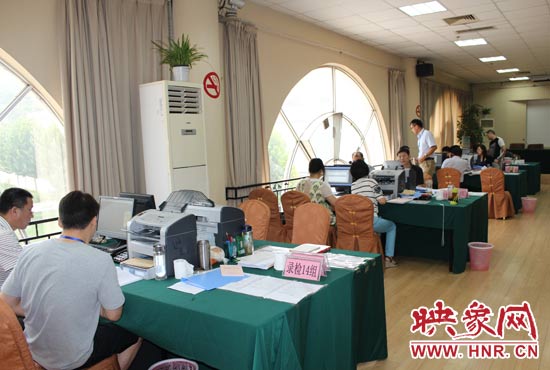 高招錄取現(xiàn)場錄檢組工作人員正在緊張工作中。