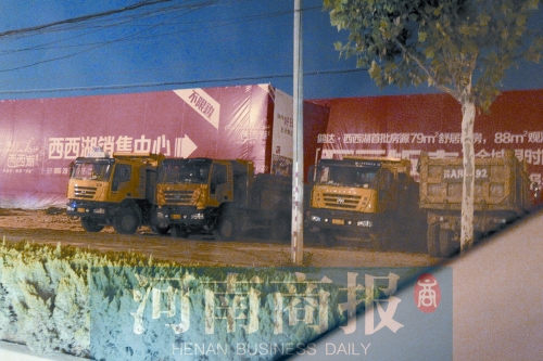 昨夜，記者發(fā)現(xiàn)一些工地外，渣土車(chē)們正在“休息”記者 鄧萬(wàn)里/攝