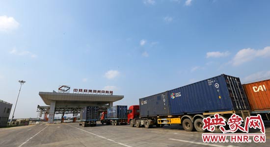 一頭連著生產(chǎn)，一頭牽著消費，現(xiàn)代物流業(yè)成為經(jīng)濟運行的血脈。 段晉哲/攝