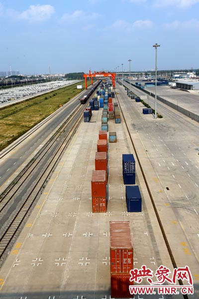 打造成為中西部地區(qū)對外貿(mào)易的“無水港”。段晉哲/攝