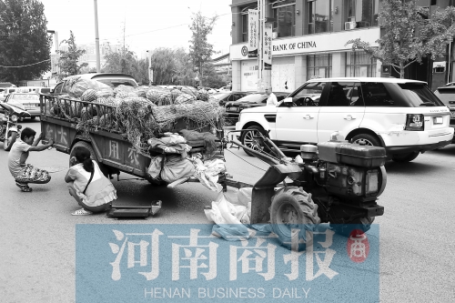 兩車(chē)相蹭后，小陳與妻子慌了神
