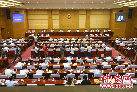 7月29日下午，河南省十二屆人大常委會第九次會議召開關(guān)于職業(yè)教育專題詢問會。