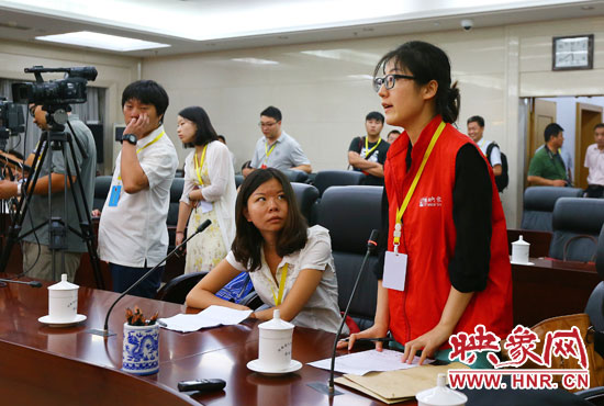 映象網(wǎng)記者就網(wǎng)友關(guān)心熱點問題向省教育廳副廳長尹洪斌提問。