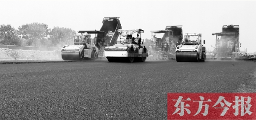 鄭州通航試驗(yàn)區(qū)上街機(jī)場的改擴(kuò)建工程正在緊張施工，寬闊的跑道已經(jīng)基本竣工