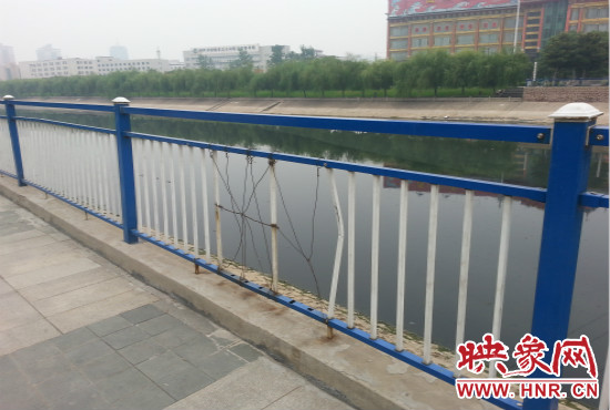 公園內(nèi)多個護(hù)欄中間的鋼筋條不翼而飛，僅僅是用幾根細(xì)細(xì)鐵絲纏住。