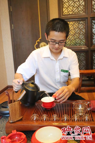 1、水壺里的水煮沸，李克勤把茶葉放進(jìn)茶荷里，準(zhǔn)備溫杯沖茶