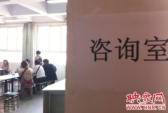 在金水區(qū)教體局設(shè)立的“復(fù)議”現(xiàn)場，家長們提出了各式各樣的問題。