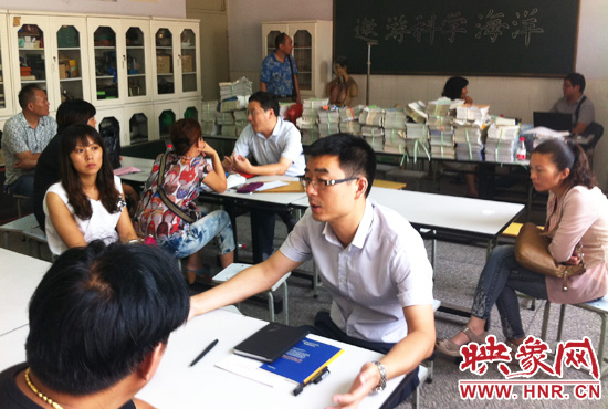 各區(qū)受理咨詢的教育部門工作人員對于提出的問題一一作出解答。