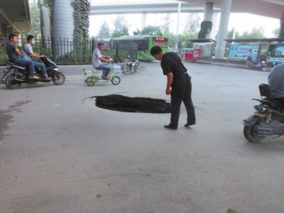 市民探頭看，大坑“深不可測(cè)”。