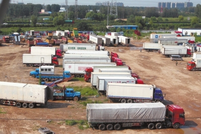 抓賭前，處警民警就藏身在這些廂式貨車(chē)內(nèi)。