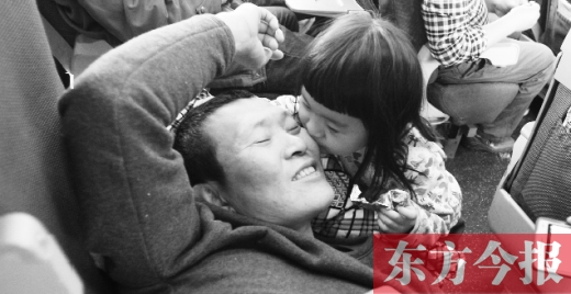 女兒嘟嘟不時的親吻是他最好的“鎮(zhèn)痛藥”。