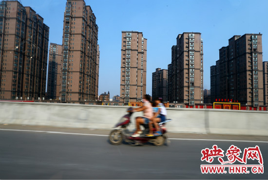 三環(huán)快速路開(kāi)通后，仍有一些電動(dòng)車(chē)違規(guī)上橋。