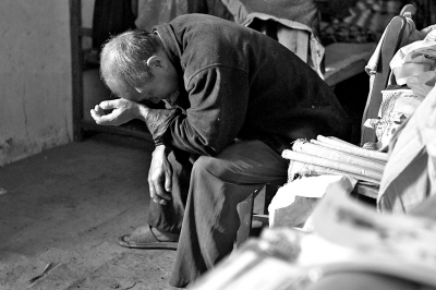 妞妞的爺爺至今仍深陷自責(zé)與悲傷之中,不能自拔。