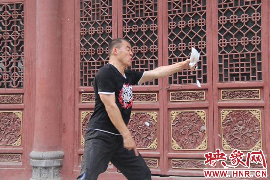 樊偉鵬展示其單指碎碗的絕技。